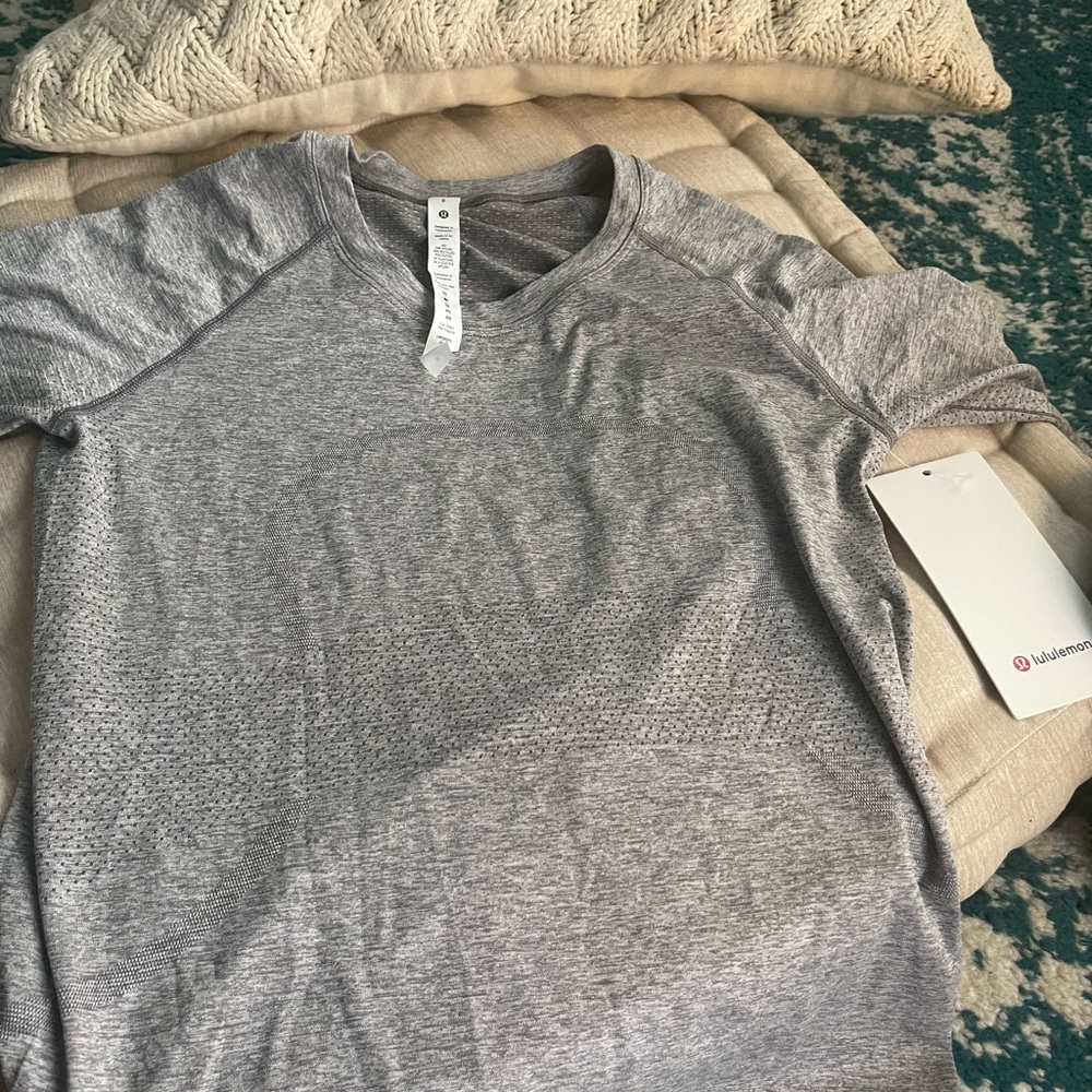 New Lululemon 💯 Authentic Swiftly Tech 2 Race Shirt. Heather Gry color.